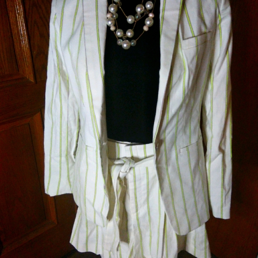 Casual suit. Blazer and shorts